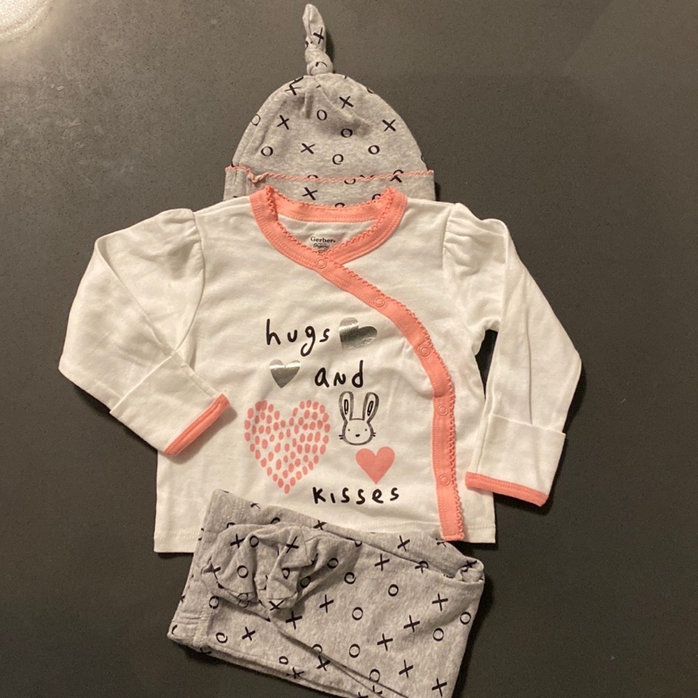 New 3-piece baby girl set. 3-6 mo.